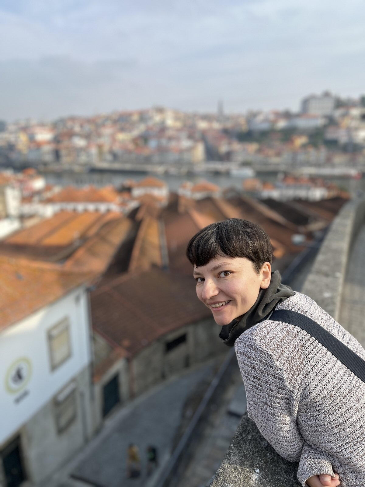 voice coach singing on the Prague bridge